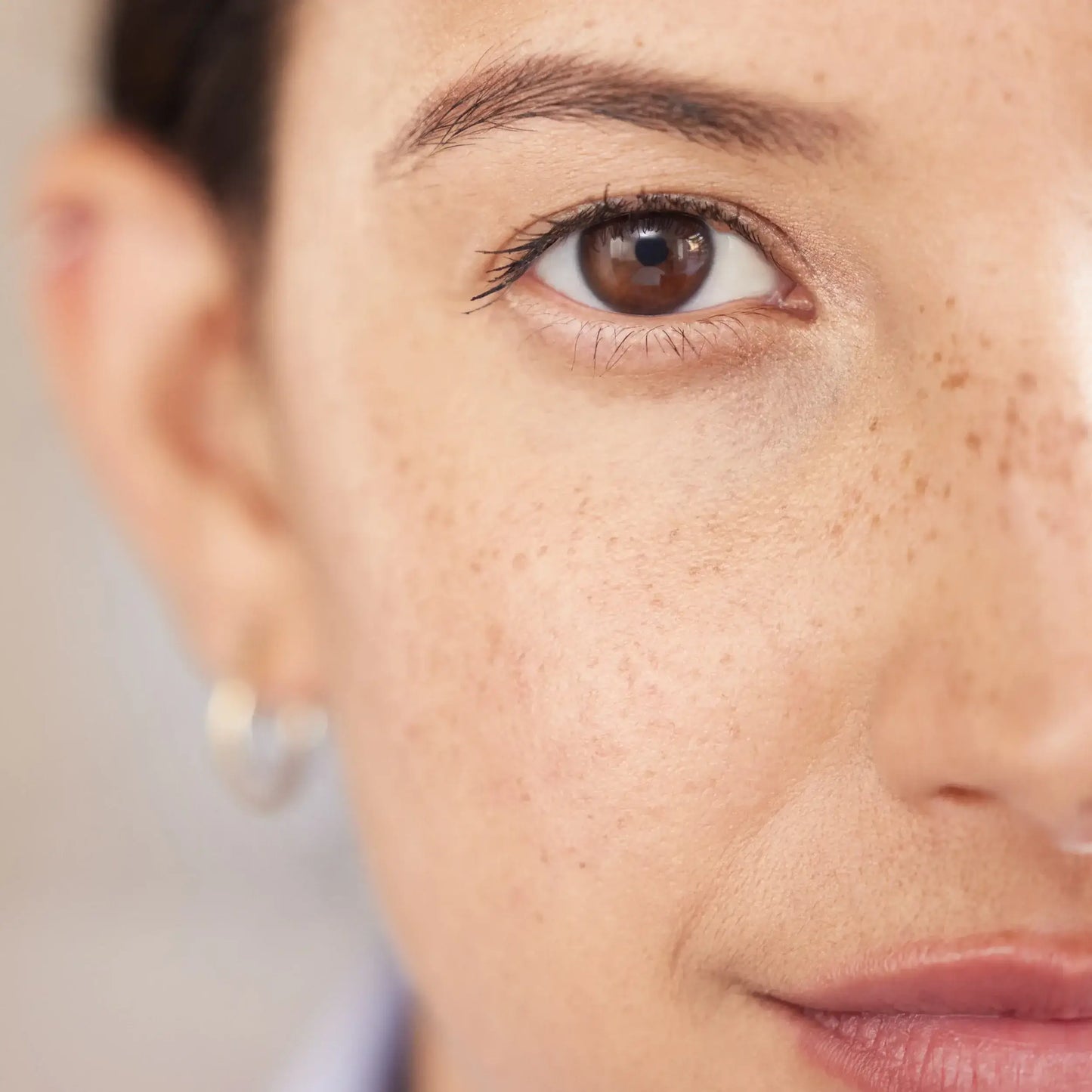 Close-up of a person's face highlighting smooth, hydrated skin, perfect for acne-prone and combination skin after using Le Pack ROSE-FLAWLESS.