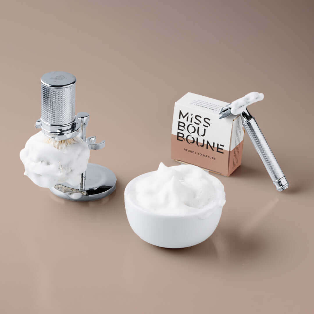 Luxurious shaving setup with shaving soap, razor, brush, and foam for all genders. Savon à raser with saponification mixte for smooth shaving.