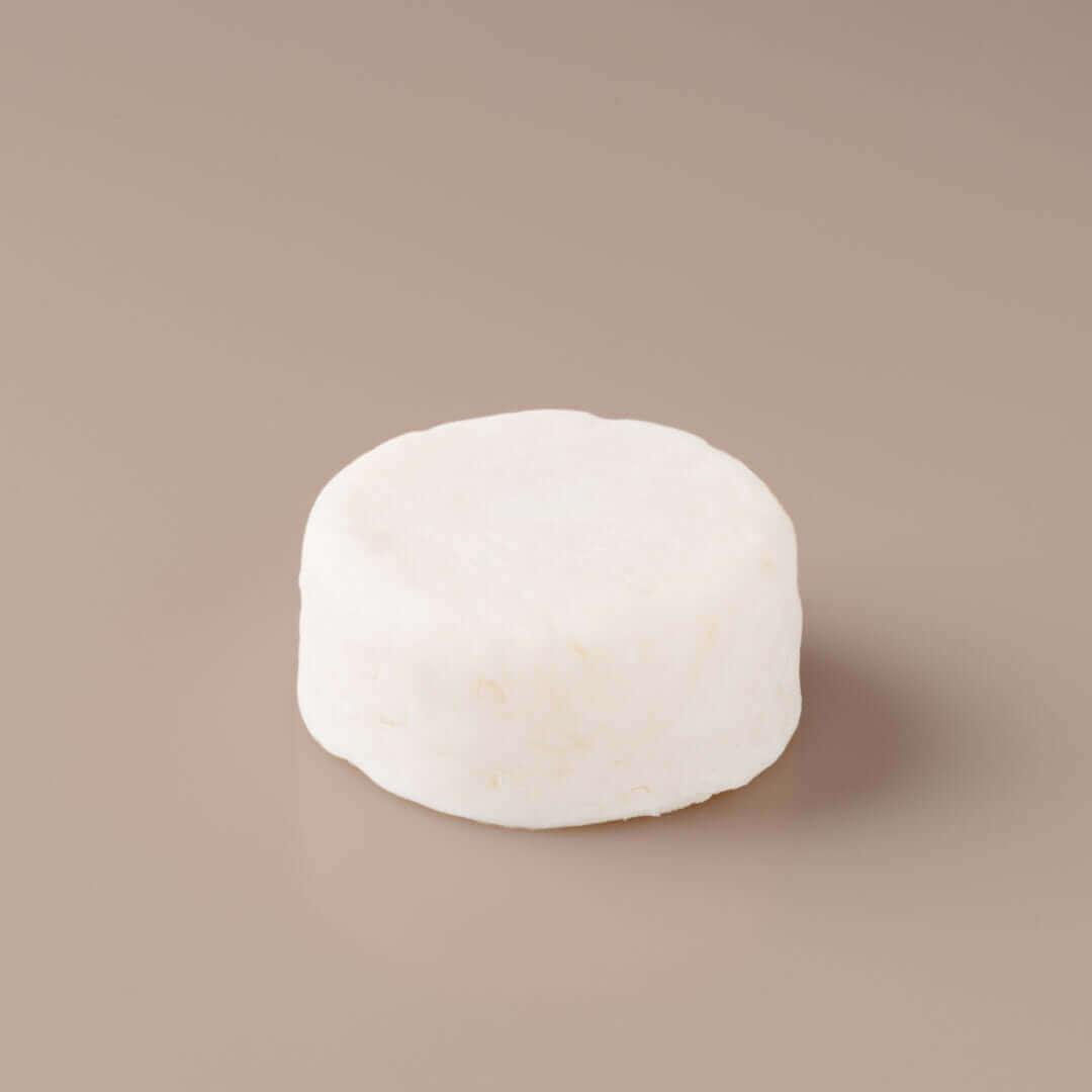 Savon à raser avec saponification mixte, créant une mousse dense et crémeuse pour un rasage doux.